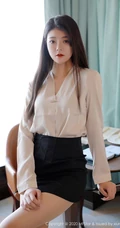 精选气质时尚小秘书Laura苏雨彤米色衬衫黑裙肉袜装穿搭显高挑动人身材写真