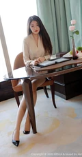 精选气质时尚小秘书Laura苏雨彤米色衬衫黑裙肉袜装穿搭显高挑动人身材写真