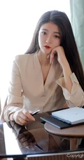 精选气质时尚小秘书Laura苏雨彤米色衬衫黑裙肉袜装穿搭显高挑动人身材写真