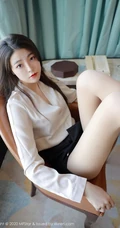 精选气质时尚小秘书Laura苏雨彤米色衬衫黑裙肉袜装穿搭显高挑动人身材写真