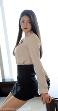 精选气质时尚小秘书Laura苏雨彤米色衬衫黑裙肉袜装穿搭显高挑动人身材写真