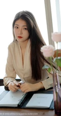 精选气质时尚小秘书Laura苏雨彤米色衬衫黑裙肉袜装穿搭显高挑动人身材写真