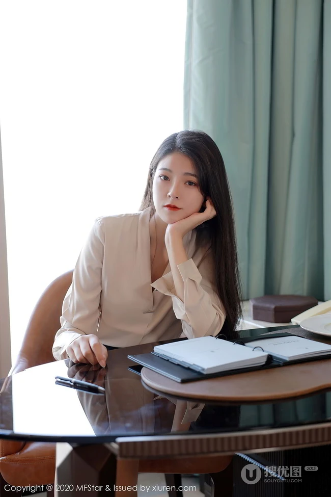 精选气质时尚小秘书Laura苏雨彤米色衬衫黑裙肉袜装穿搭显高挑动人身材写真