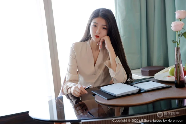 精选气质时尚小秘书Laura苏雨彤米色衬衫黑裙肉袜装穿搭显高挑动人身材写真