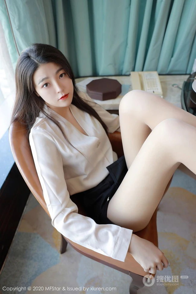 精选气质时尚小秘书Laura苏雨彤米色衬衫黑裙肉袜装穿搭显高挑动人身材写真