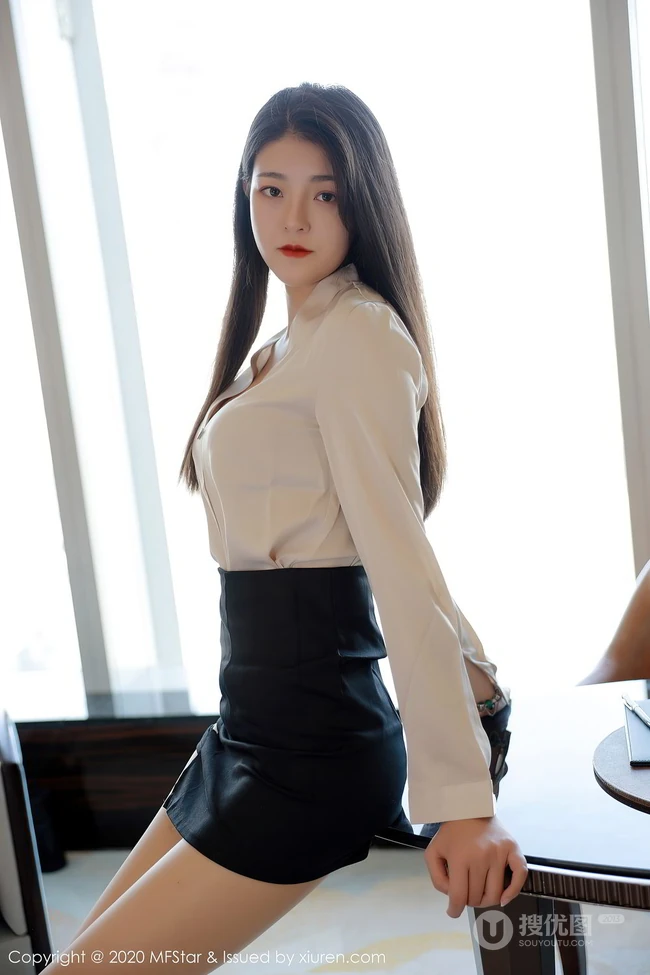 精选气质时尚小秘书Laura苏雨彤米色衬衫黑裙肉袜装穿搭显高挑动人身材写真