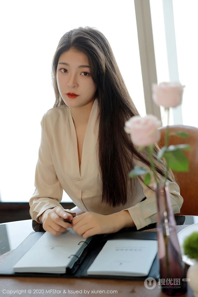 精选气质时尚小秘书Laura苏雨彤米色衬衫黑裙肉袜装穿搭显高挑动人身材写真