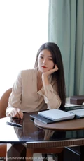精选气质时尚小秘书Laura苏雨彤米色衬衫黑裙肉袜装穿搭显高挑动人身材写真