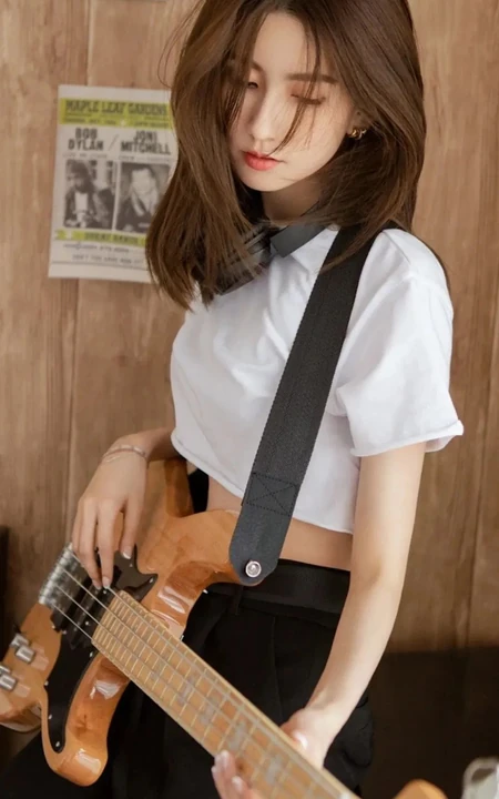 弹吉他的少女高清手机壁纸图片
