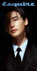 李钟硕白衬衫，黑西服穿搭帅气写真杂志照片