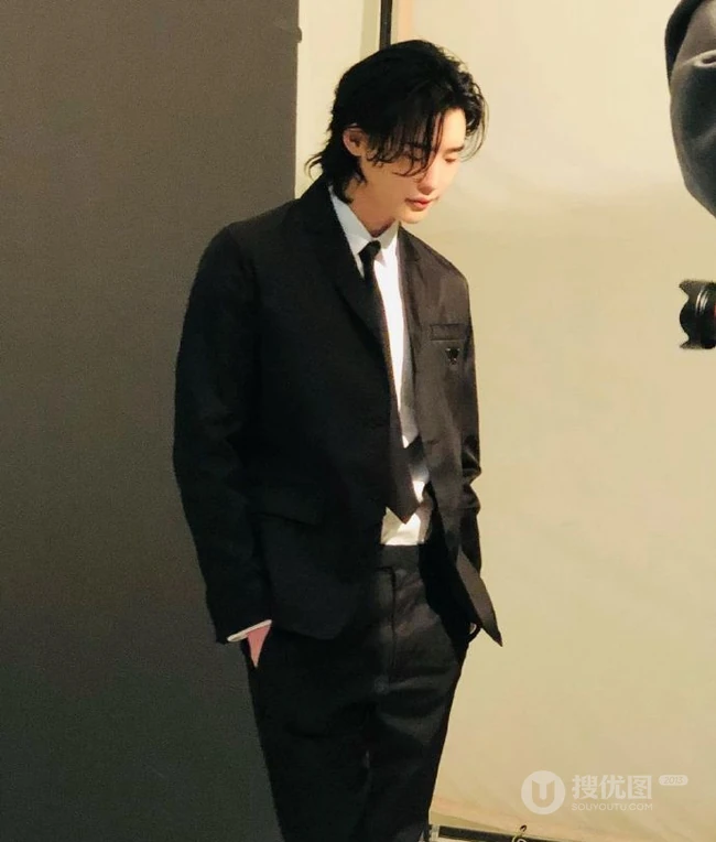 李钟硕白衬衫，黑西服穿搭帅气写真杂志照片