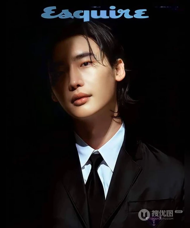 李钟硕白衬衫，黑西服穿搭帅气写真杂志照片