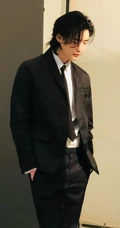 李钟硕白衬衫，黑西服穿搭帅气写真杂志照片