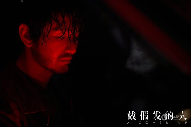 电影《戴假发的人》黄晓明饰演的夜班出租车司机孟中剧照图片