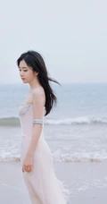谭松韵气质仙气白色礼裙长裙海边浪漫写真美照
