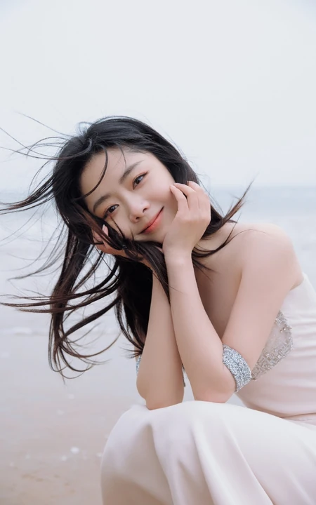 谭松韵气质仙气白色礼裙长裙海边浪漫写真美照