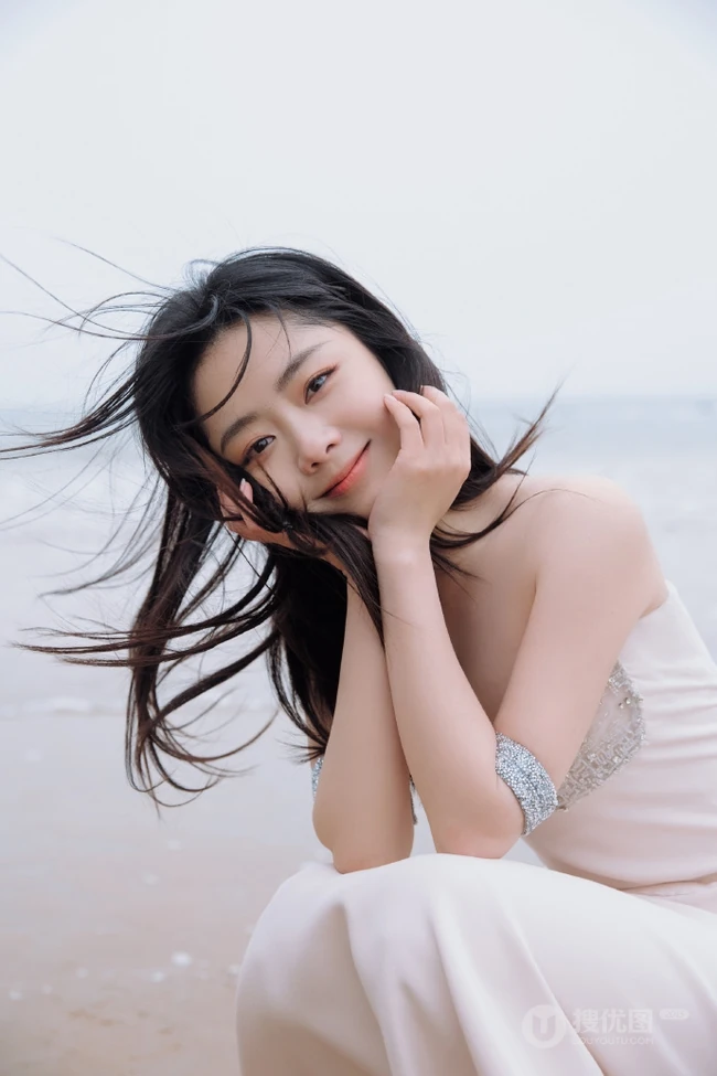 谭松韵气质仙气白色礼裙长裙海边浪漫写真美照