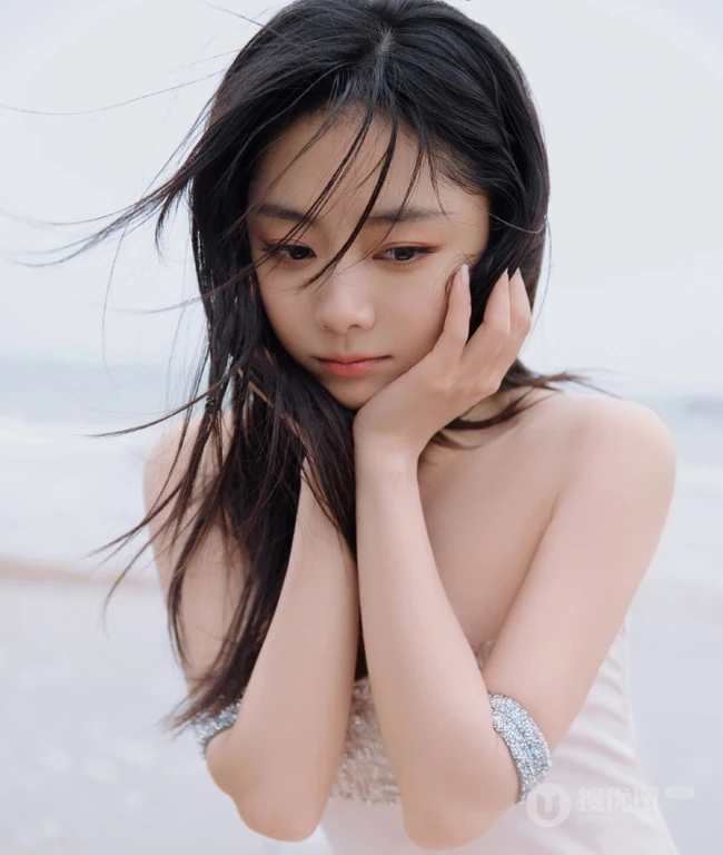 谭松韵气质仙气白色礼裙长裙海边浪漫写真美照