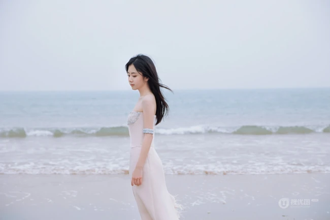 谭松韵气质仙气白色礼裙长裙海边浪漫写真美照