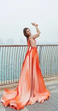 女生金晨气质V领彩虹裙着身，不畏寒冷海边动人写真美照