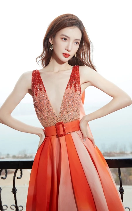 女生金晨气质V领彩虹裙着身，不畏寒冷海边动人写真美照