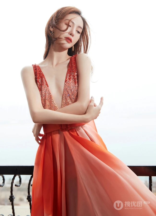 女生金晨气质V领彩虹裙着身，不畏寒冷海边动人写真美照