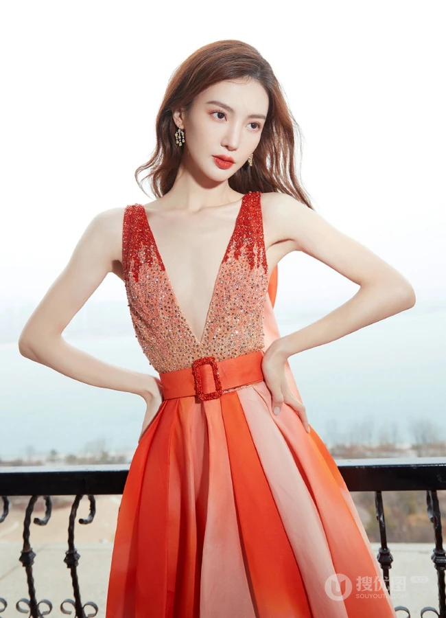女生金晨气质V领彩虹裙着身，不畏寒冷海边动人写真美照