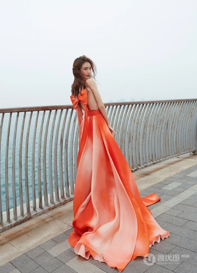 女生金晨气质V领彩虹裙着身，不畏寒冷海边动人写真美照
