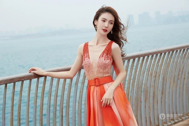 女生金晨气质V领彩虹裙着身，不畏寒冷海边动人写真美照