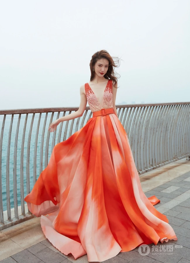 女生金晨气质V领彩虹裙着身，不畏寒冷海边动人写真美照