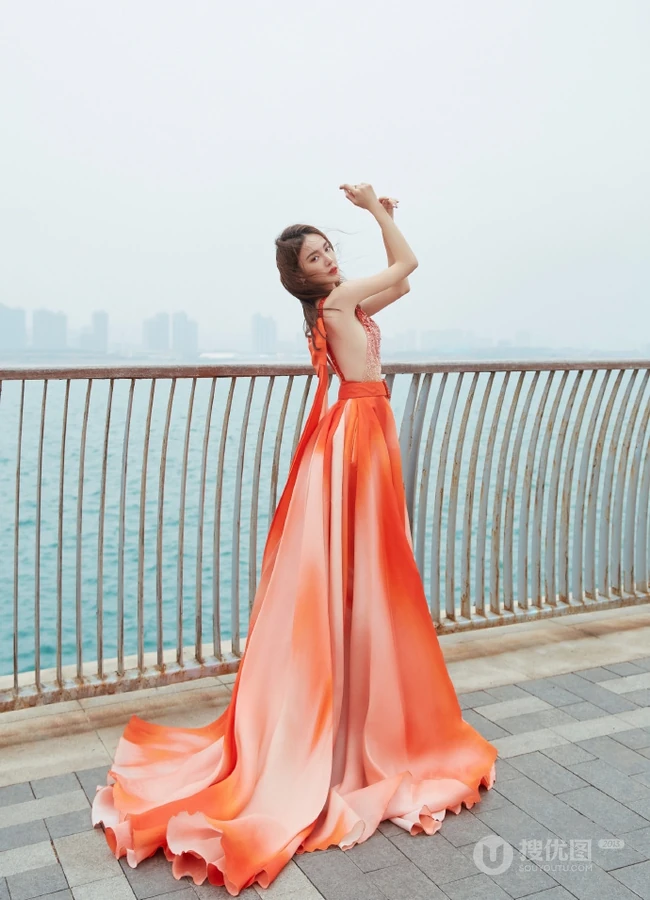 女生金晨气质V领彩虹裙着身，不畏寒冷海边动人写真美照