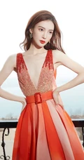 女生金晨气质V领彩虹裙着身，不畏寒冷海边动人写真美照