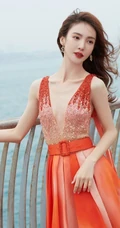 女生金晨气质V领彩虹裙着身，不畏寒冷海边动人写真美照