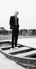 冷感氛围，帅气上线，蔡徐坤个性穿搭感受户外寒冷侵袭帅气有型照片
