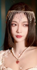许佳琪绿洲晒剧组借的假发气质写真照