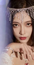 许佳琪绿洲晒剧组借的假发气质写真照