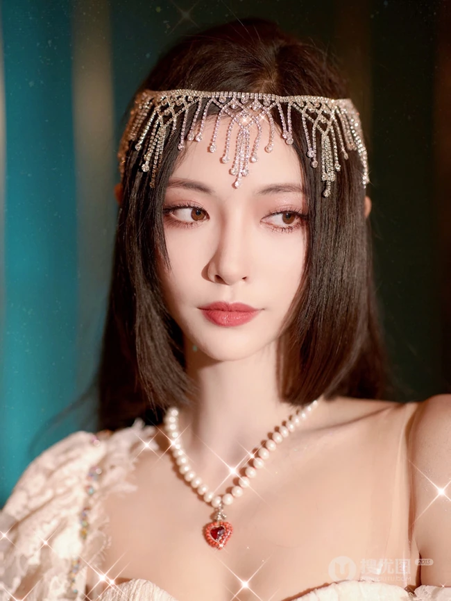 许佳琪绿洲晒剧组借的假发气质写真照