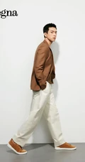李现某服饰品牌代言写真，咖色西服白裤显型男魅力