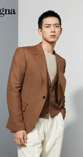 李现某服饰品牌代言写真，咖色西服白裤显型男魅力