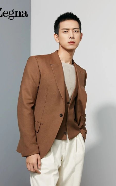 李现某服饰品牌代言写真，咖色西服白裤显型男魅力