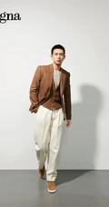 李现某服饰品牌代言写真，咖色西服白裤显型男魅力