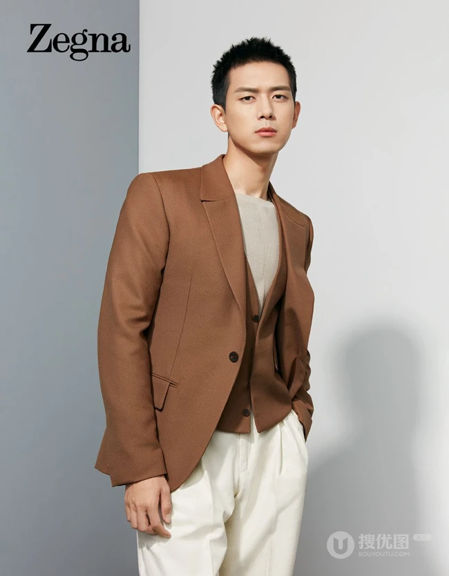 李现某服饰品牌代言写真，咖色西服白裤显型男魅力