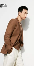 李现某服饰品牌代言写真，咖色西服白裤显型男魅力