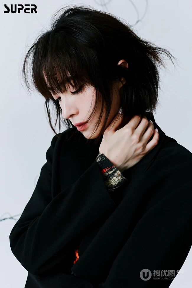 胡冰卿酷美高冷时尚黑色系穿衣风格登电子杂志封面写真照