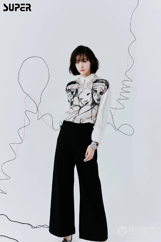 胡冰卿酷美高冷时尚黑色系穿衣风格登电子杂志封面写真照