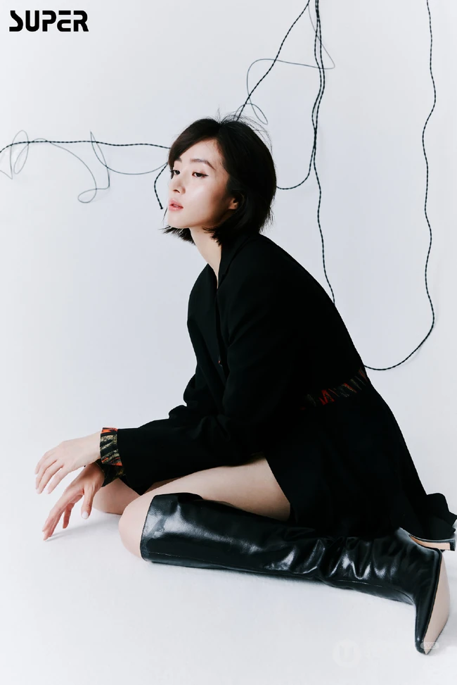 胡冰卿酷美高冷时尚黑色系穿衣风格登电子杂志封面写真照