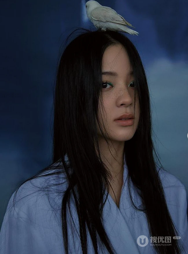 欧阳娜娜&ldquo;非范式&rdquo;个性雀斑妆青春靓丽杂志写真封面照
