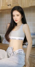 小匀称气质女生运动背心牛仔裤厨房美照显婀娜纤细线条高清写真图片