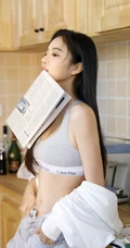 小匀称气质女生运动背心牛仔裤厨房美照显婀娜纤细线条高清写真图片