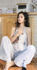 小匀称气质女生运动背心牛仔裤厨房美照显婀娜纤细线条高清写真图片